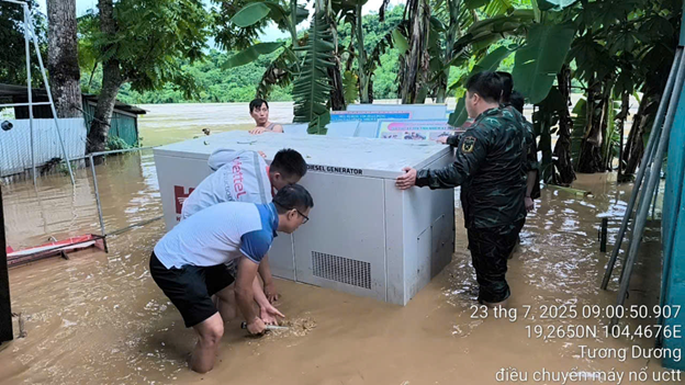 Viettel cộng tài khoản, tiếp sức người dân Nghệ An giữ liên lạc vùng lũ