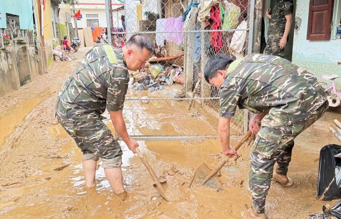 Hải quan Nậm Cắn tham gia giúp đỡ người dân khắc phục hậu quả sau lũ