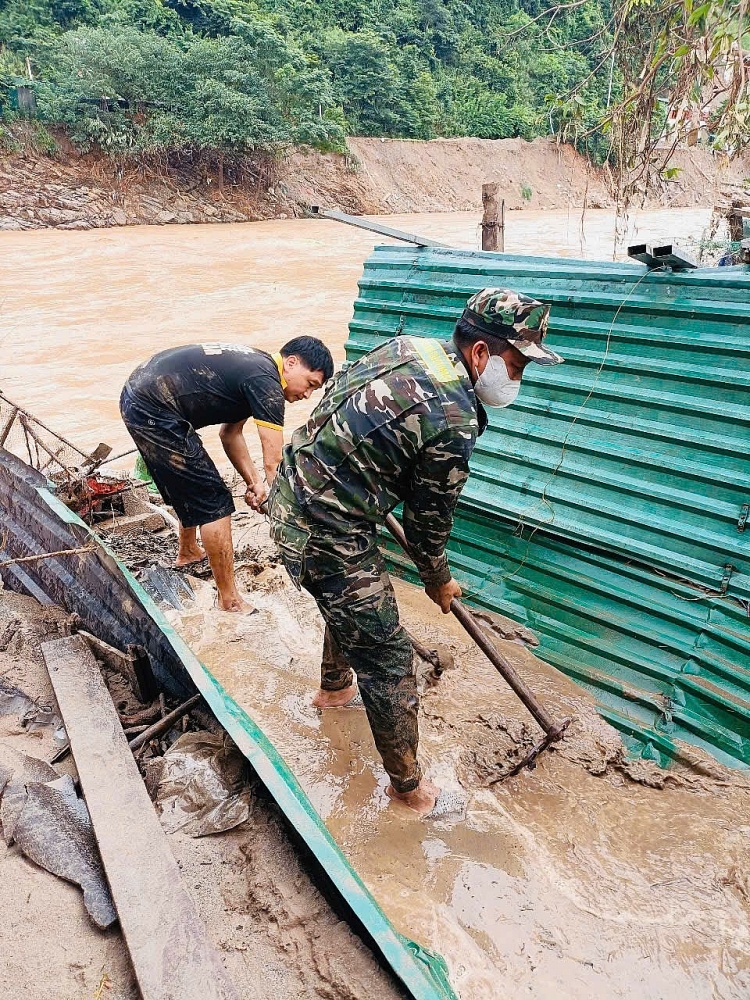 Hải quan Nậm Cắn tham gia giúp đỡ người dân khắc phục hậu quả sau lũ