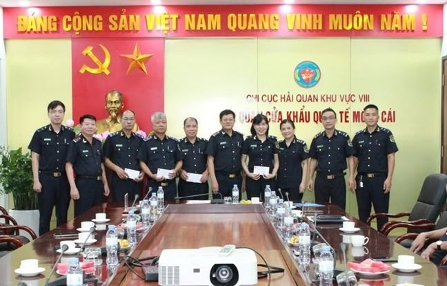 Hải quan Móng Cái gặp mặt thăm hỏi công chức là thương binh, con liệt sĩ dịp 27/7