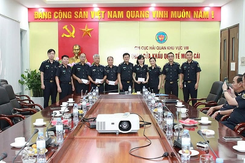 Hải quan Móng Cái gặp mặt thăm hỏi công chức là thương binh, con liệt sĩ dịp 27/7