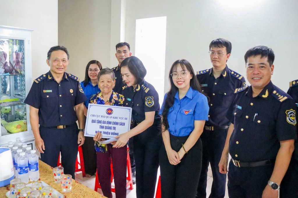Hải quan khu vực III tổ chức các hoạt động tri ân ở đất thiêng Quảng Trị