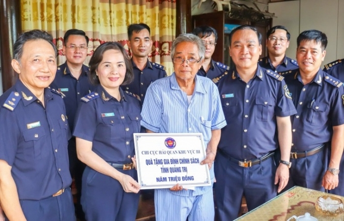 Hải quan khu vực III tổ chức các hoạt động tri ân trên đất thiêng Quảng Trị