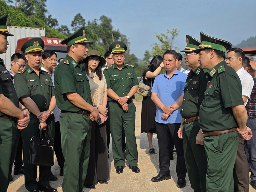 Đoàn công tác khảo sát phương thức vận chuyển hàng hoá tại đường chuyên dụng thuộc Cửa khẩu Quốc tế Hữu Nghị