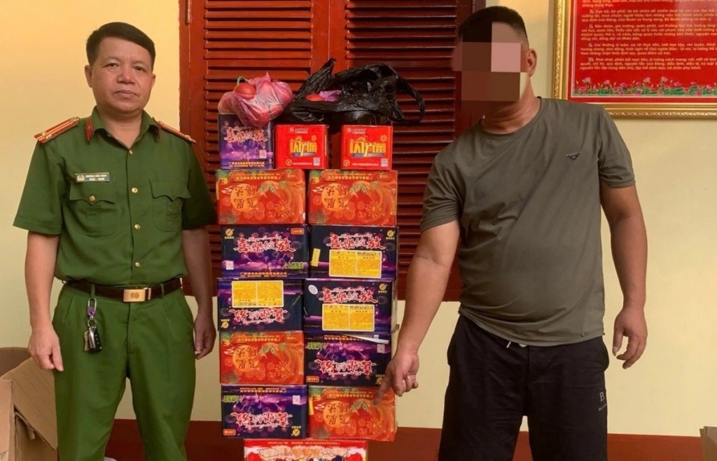 Bắt đối tượng giấu 54 kg pháo nổ trong xe đầu kéo