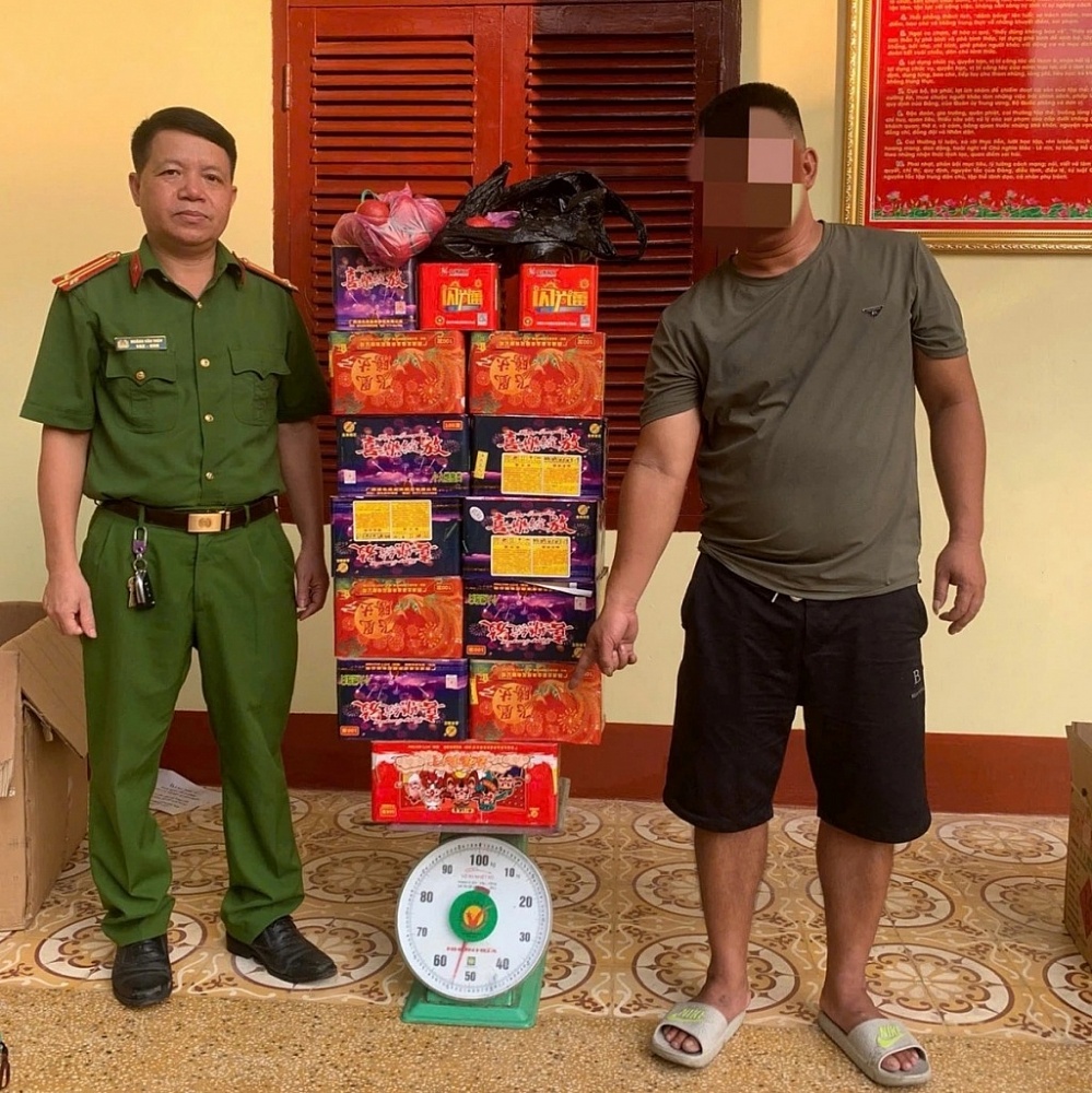 Đối tượng đứng bên phải cùng tang vật. Ảnh: CA LS