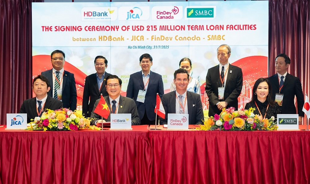 Ông Trần Hoài Nam- Phó Tổng Giám đốc HDBank- đại diện HDBank thực hiện ký kết khoản vay hợp vốn trị giá 215 triệu USD với JICA, FinDev Canada và SMBC