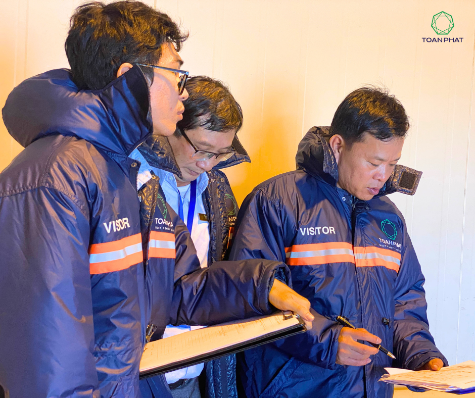 Các chuyên gia đánh giá của Halal Quốc gia Việt Nam khảo sát thực tế hệ thống kho lạnh và khu vực xử lý chiếu xạ hàng hóa tại TOANPHAT, theo tiêu chuẩn MS 1500:2019 do JAKIM – Malaysia ban hành