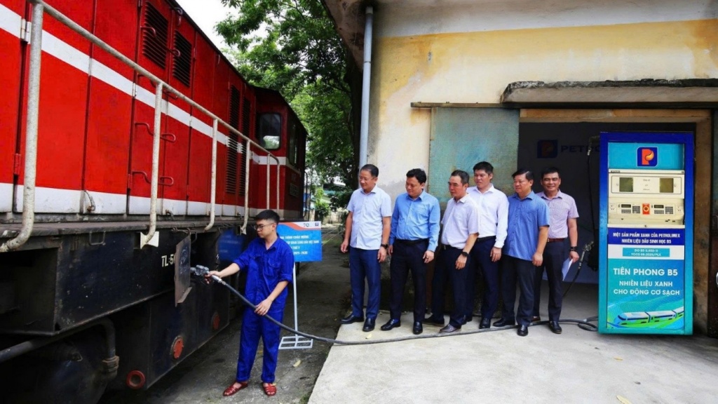 Petrolimex tiên phong pha chế và cung ứng nhiên liệu điêzen sinh học B5