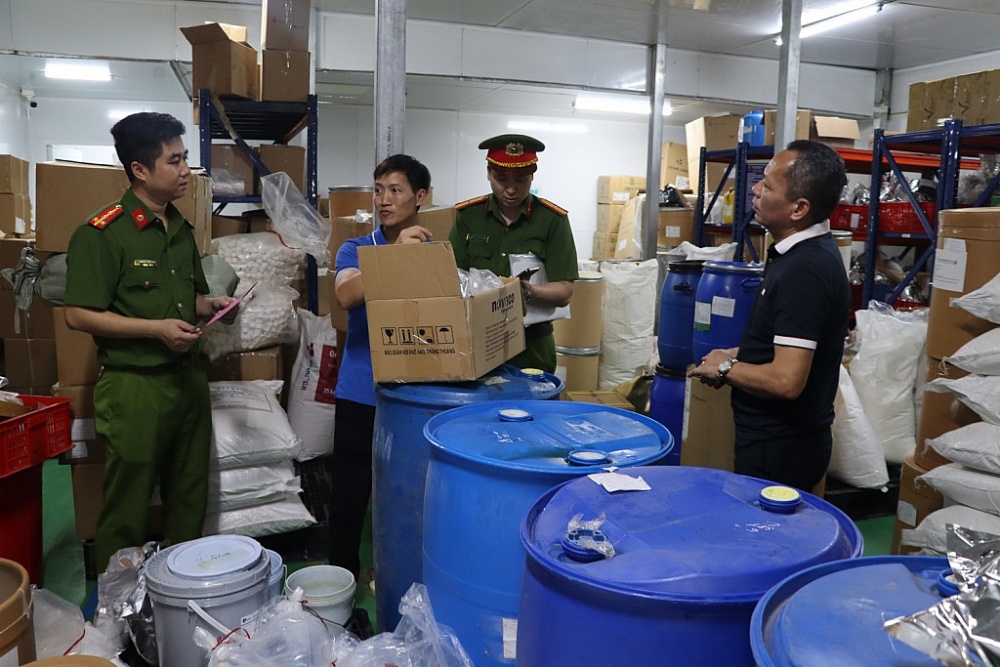 Khởi tố 2 đối tượng sản xuất, buôn bán thực phẩm chức năng giả