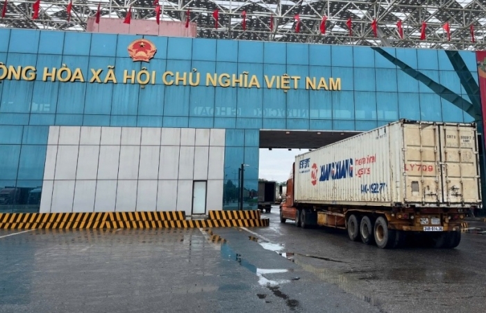 Hải quan Móng Cái làm thủ tục cho lô dừa tươi thứ 2 qua cầu Bắc Luân II