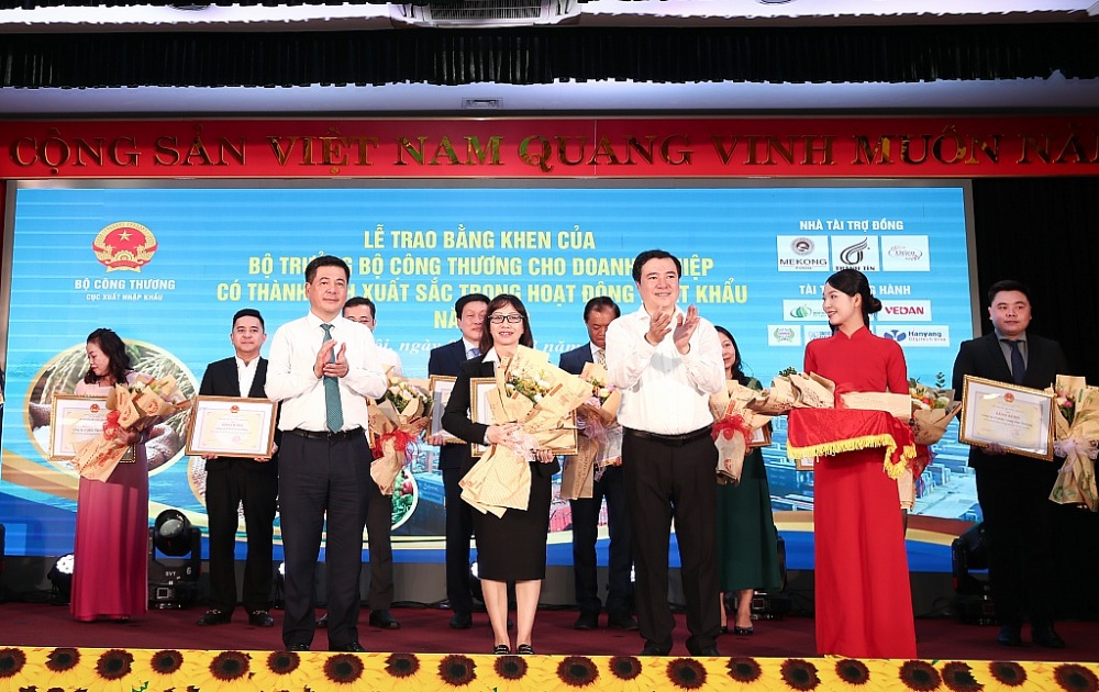 Bà Hà Thị Hòa Bình (Phó Giám đốc) – Đại diện Vedan Việt Nam nhận bằng khen vì thành tích nổi bật trong hoạt động xuất khẩu