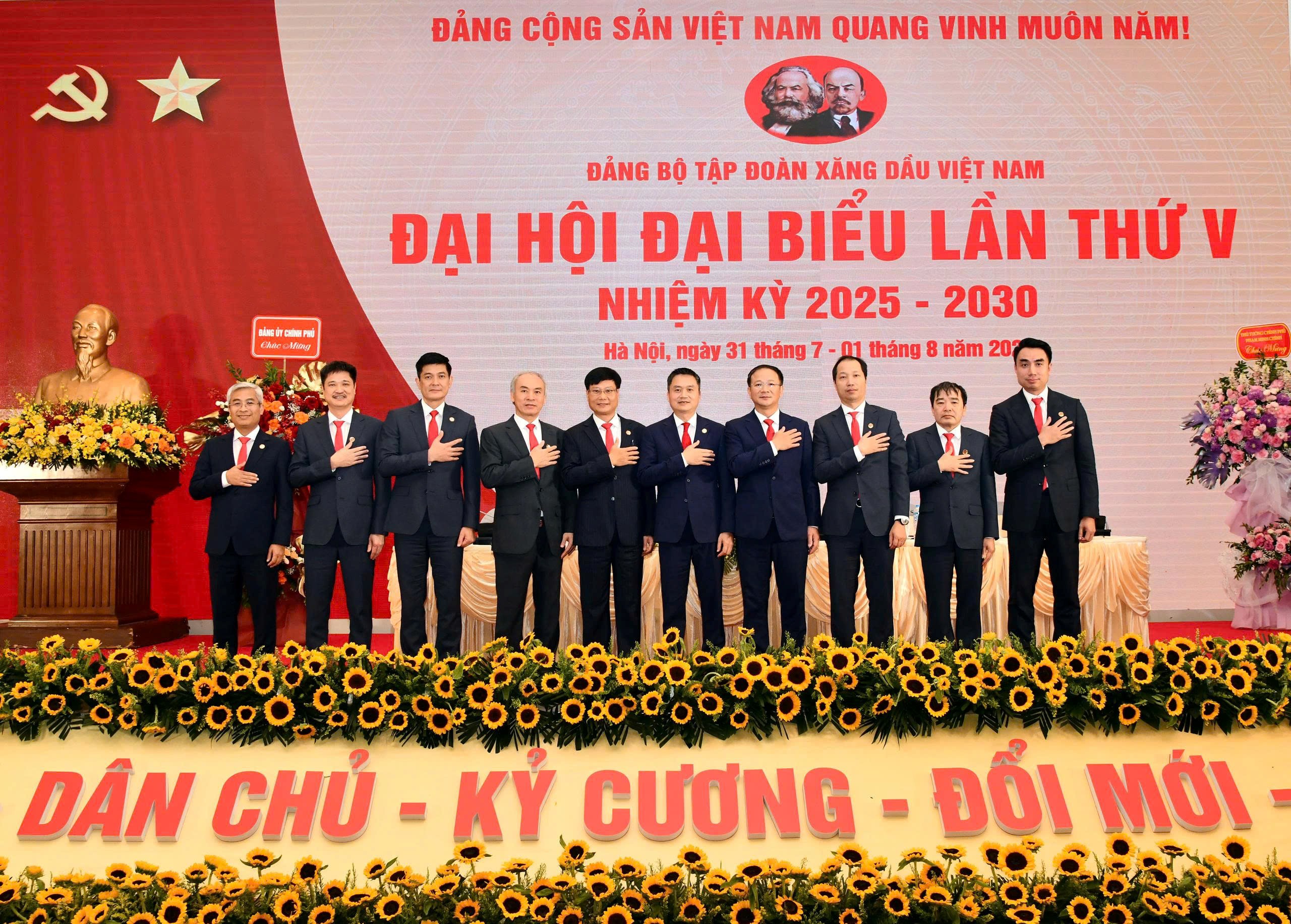 Ban Thường vụ Đảng bộ Tập đo&amp;agrave;n Xăng dầu Việt Nam nhiệm kỳ 2025 - 2030 ra mắt Đại hội.