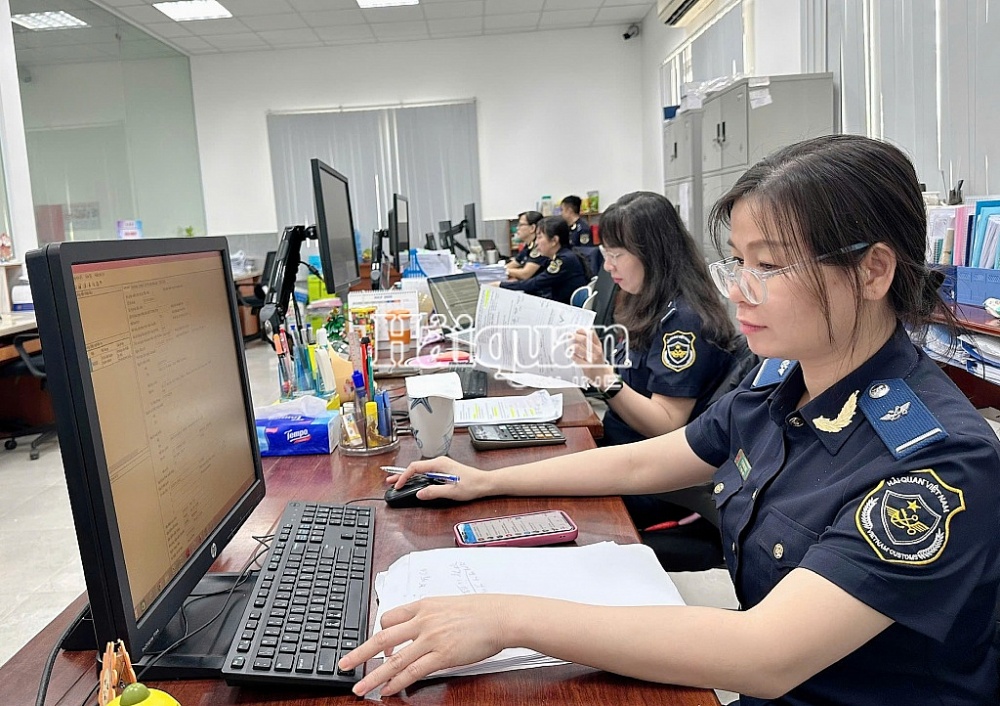 Hoạt động nghiệp vụ tại Hải quan Tây Đô. Ảnh: T.D