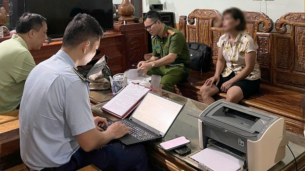Đoàn kiểm tra thực hiện kiểm tra ngay khi cơ sở vừa giết mổ xong chuẩn bị đi tiêu thụ