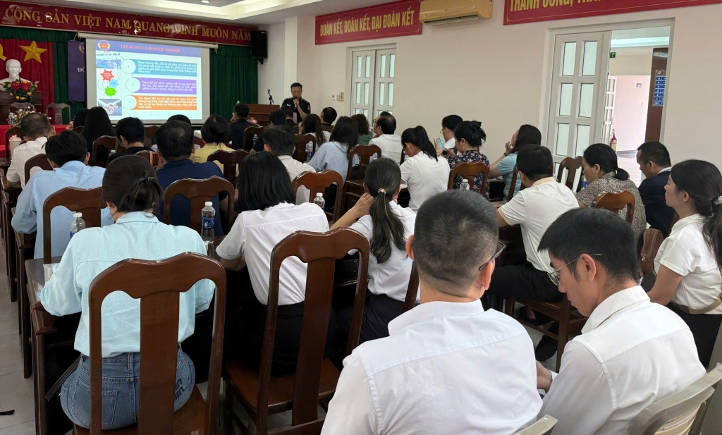 Hải quan Cát Lở đối thoại, giải đáp thỏa đáng vướng mắc cho doanh nghiệp