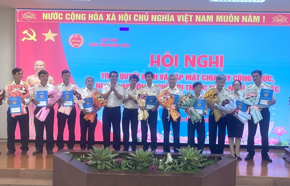 Thuế tỉnh Quảng Ngãi: Gặp mặt và công bố quyết định công chức nghỉ hưu trước tuổi