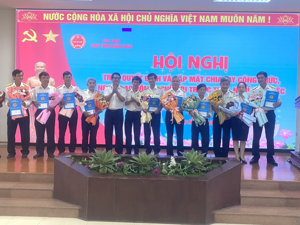 Thuế tỉnh Quảng Ngãi: Gặp mặt và công bố quyết định công chức nghỉ hưu trước tuổi