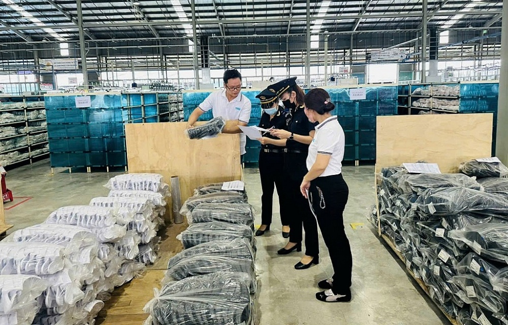 Công chức Hải quan Tây Đô kiểm tra thực tế hàng hóa tại nhà máy của doanh nghiệp. 
