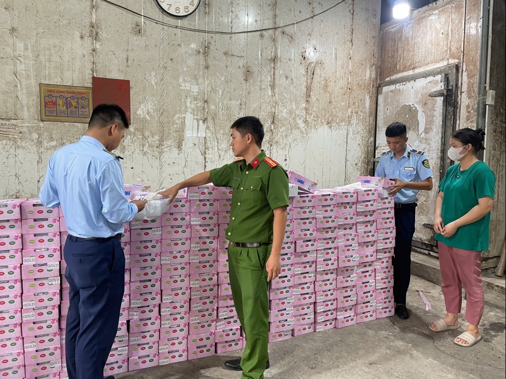Hà Nội phát hiện và tạm giữ hơn 250 kg hồng táo nhập lậu