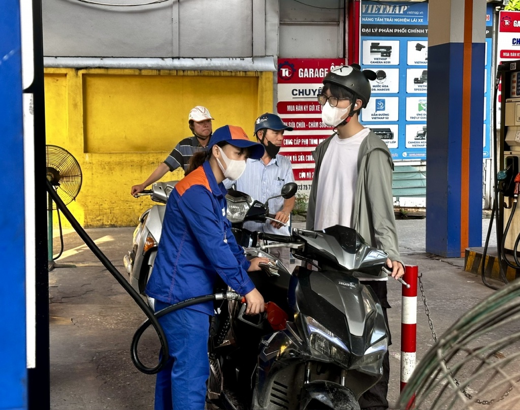 Giá xăng RON95 vượt mốc 20.000 đồng/lít