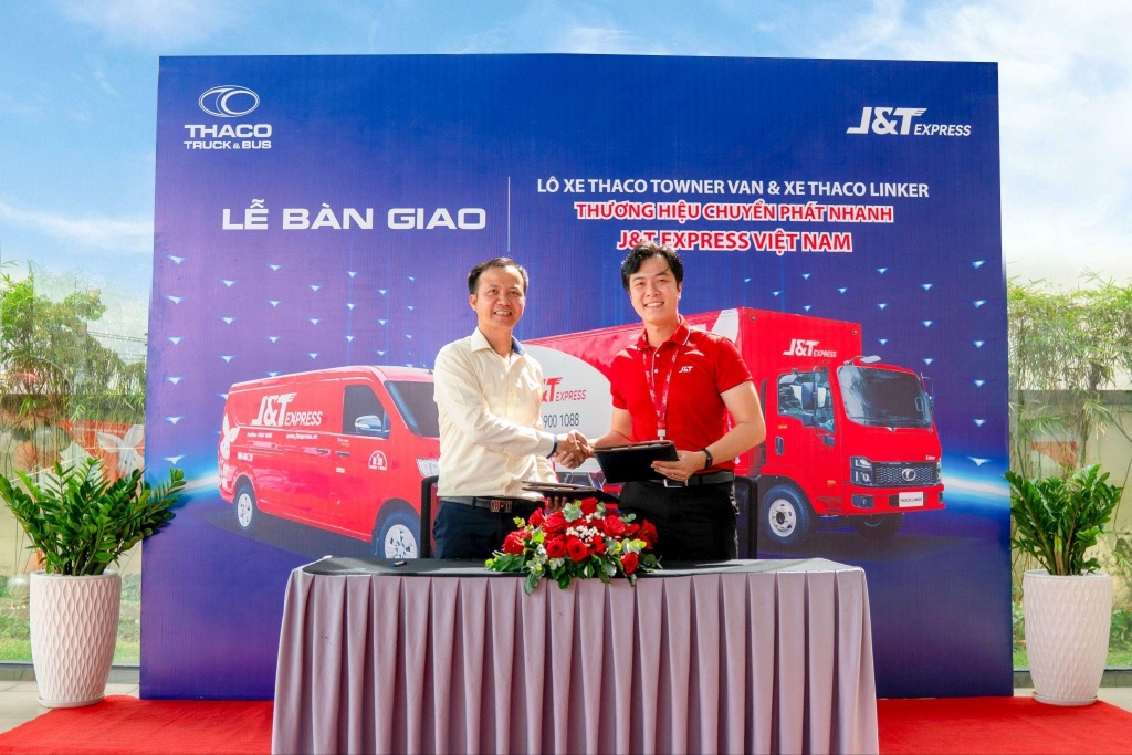 Đại diện THACO AUTO và J&T Express Việt Nam tại Lễ bàn giao