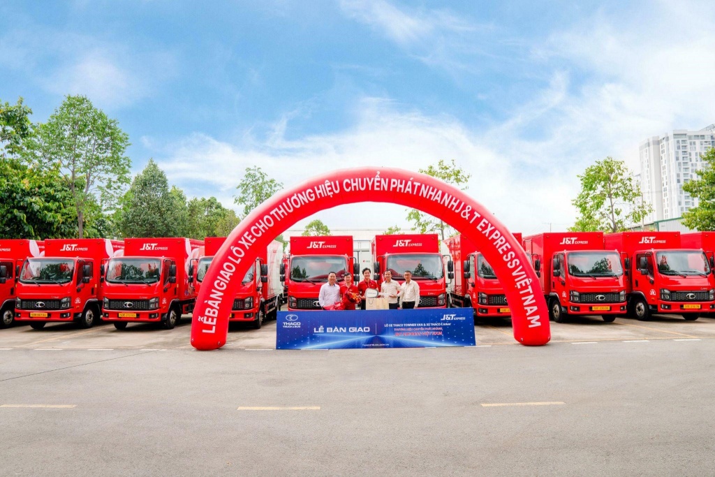 Đại diện THACO AUTO trao chìa khóa biểu trưng cho đại diện J&T Express Việt Nam