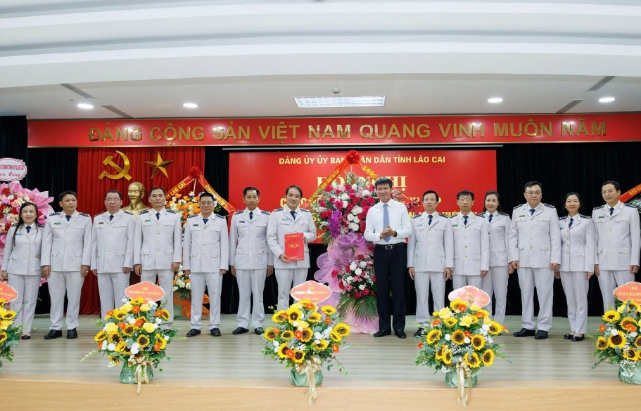 Chủ tịch Lào Cai trao quyết định thành lập Đảng bộ Hải quan khu vực VII