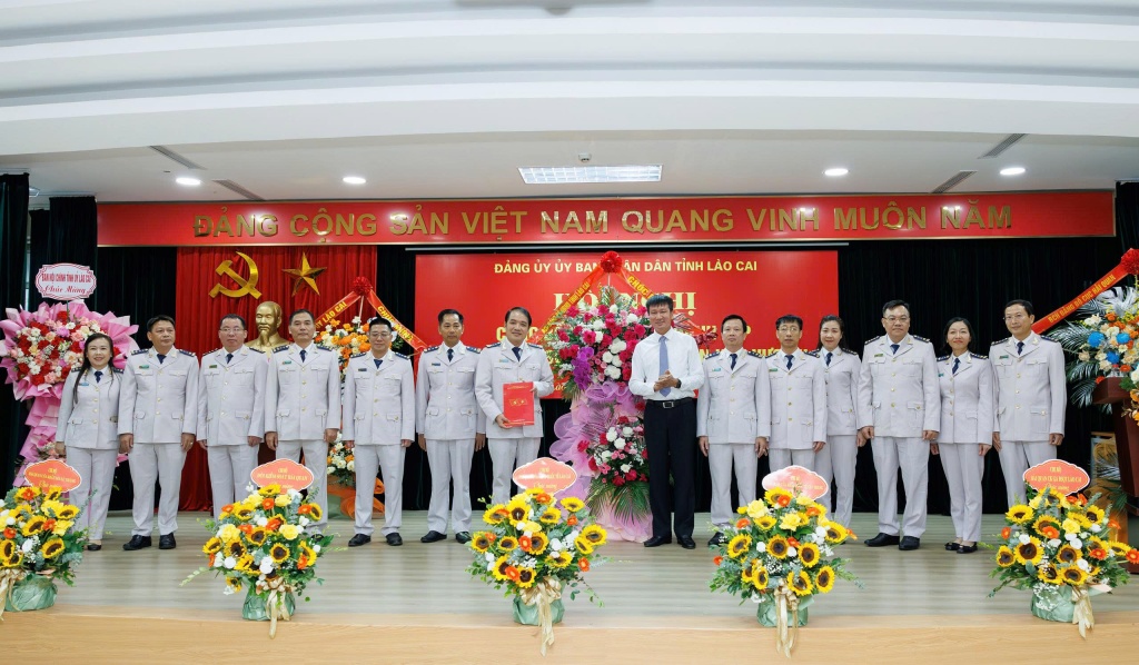 Chủ tịch Lào Cai trao quyết định thành lập Đảng bộ Hải quan khu vực VII