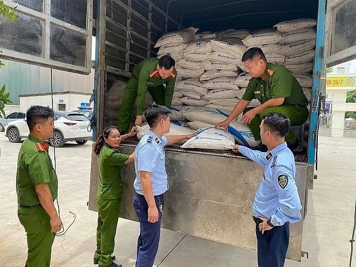 Lực lượng chức năng kiểm tra tang vật.