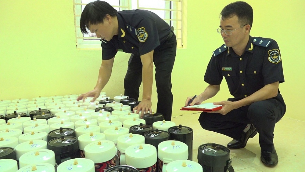Công chức Đội Kiểm soát Hải quan kiểm tra hàng hoá vi phạm. Ảnh: Q. Hùng