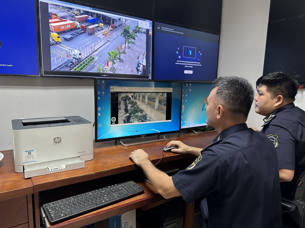 Hải quan cửa khẩu cảng Sài Gòn khu vực 1 giám sát hàng hóa qua camera
