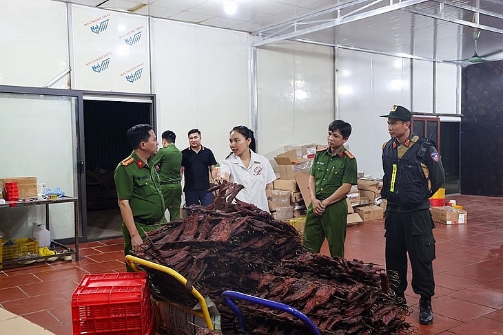 Bắt giam giám đốc doanh nghiệp sản xuất thịt trâu gác bếp giả tại Phú Thọ