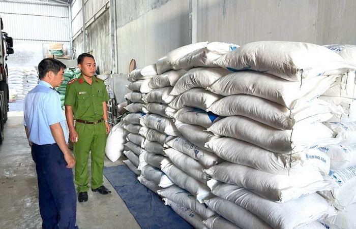 Chặn đứng 2 phương tiện chở đường cát có dấu hiệu nhập lậu