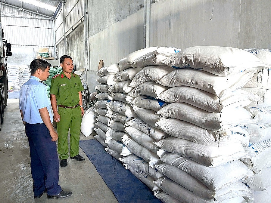 Chặn đứng 2 phương tiện chở đường cát có dấu hiệu nhập lậu
