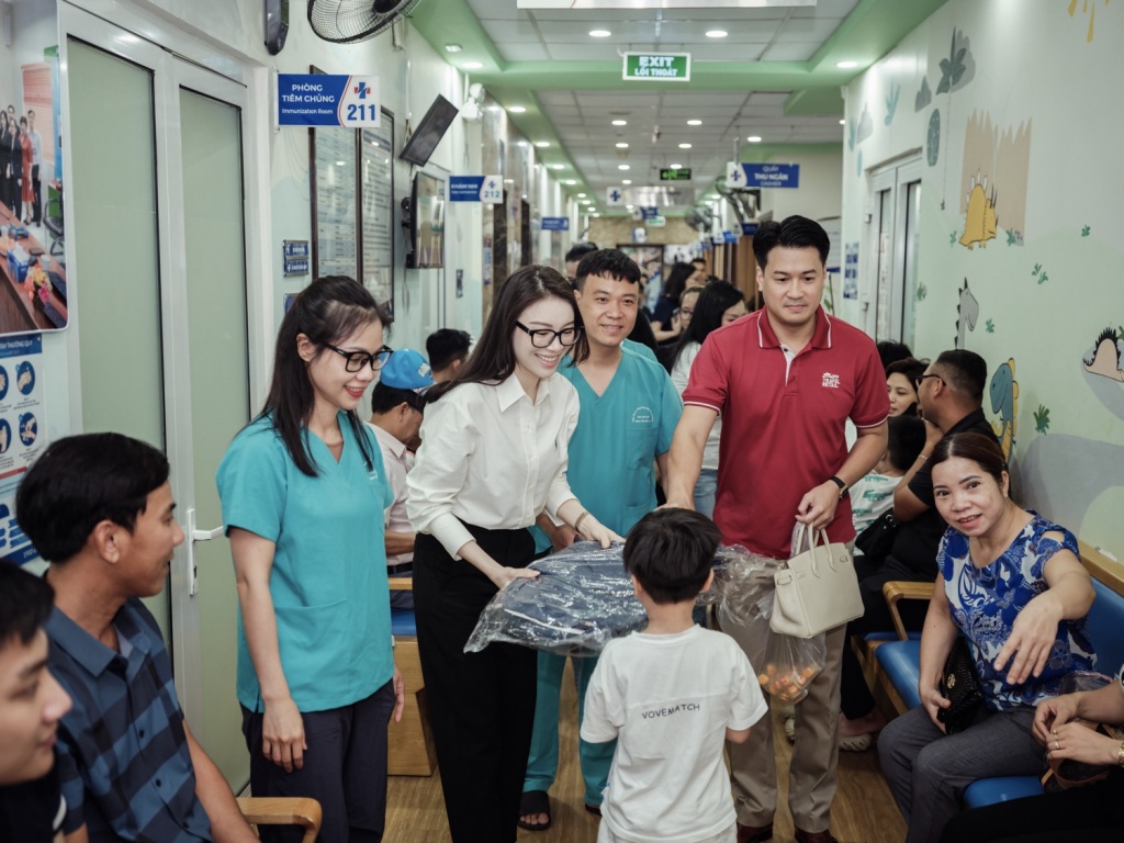 Gia đình doanh nhân Johnathan Hạnh Nguyễn tặng 1,52 tỷ đồng cho tổ chức Smile Train