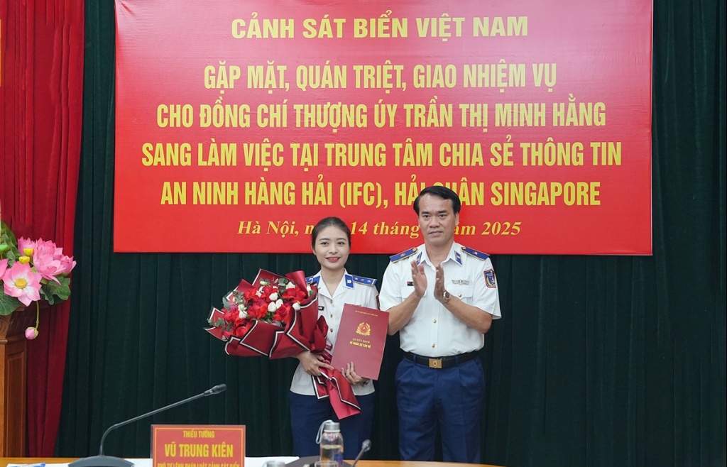 Cảnh sát biển Việt Nam cử nữ sĩ quan đầu tiên làm nhiệm vụ tại IFC