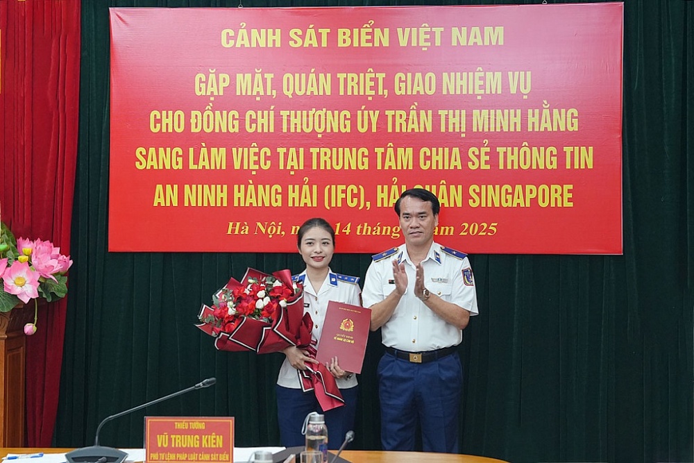Thiếu tướng Vũ Trung Kiên - Phó Tư lệnh Pháp luật Cảnh sát biển Việt Nam trao quyết định cho Thượng úy Trần Thị Minh Hằng.