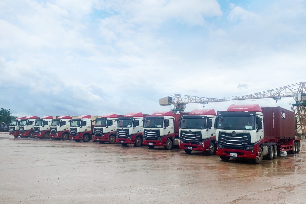 Đội xe THILOGI chờ nhận hàng tại nhà máy của khách hàng ở Attapeu, Lào