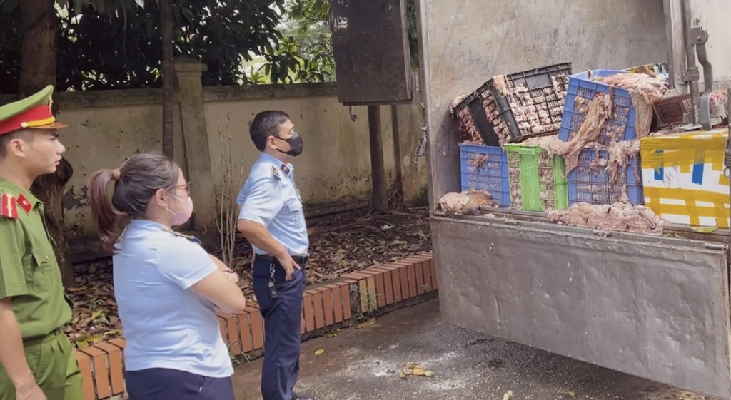 Hà Nội phát hiện, bắt giữ hơn 2 tấn mỡ và da bò động vật đã bốc mùi, không rõ nguồn gốc