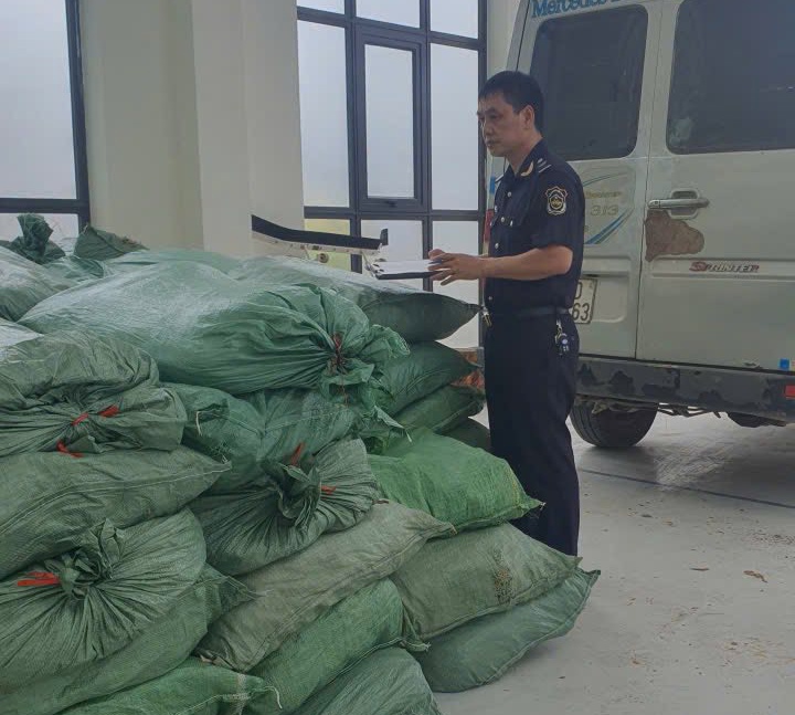 Hải quan khu vực XVI bắt vụ vận chuyển trái phép hơn 2 tấn lá thuốc lá ở Cao Bằng