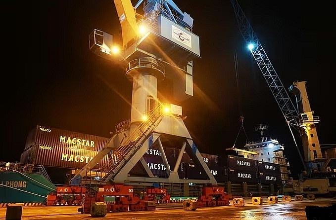 Container được bốc xếp tại cảng Vũng Áng.