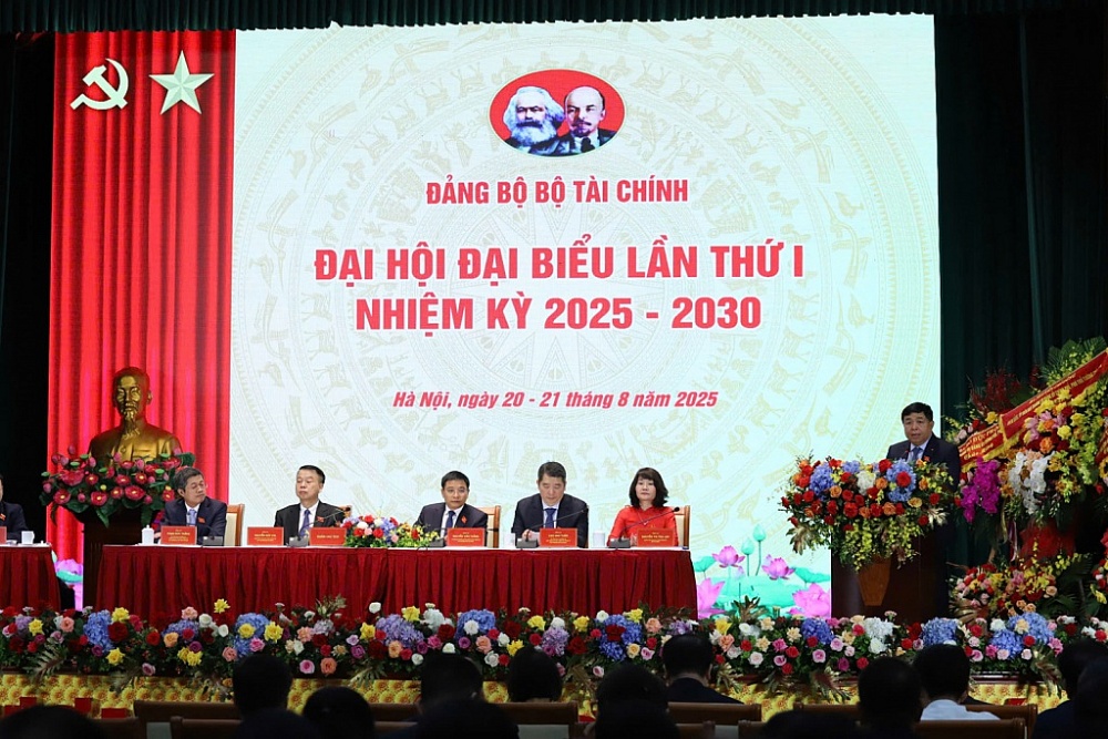 Phó Thủ tướng Chính phủ Nguyễn Chí Dũng phát biểu chỉ đạo Đại hội.
