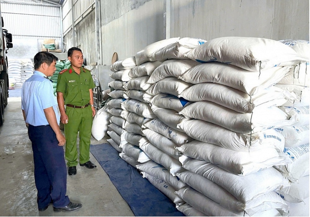 Lực lượng chức năng tỉnh Gia Lai kiểm tra hàng hóa vi phạm.