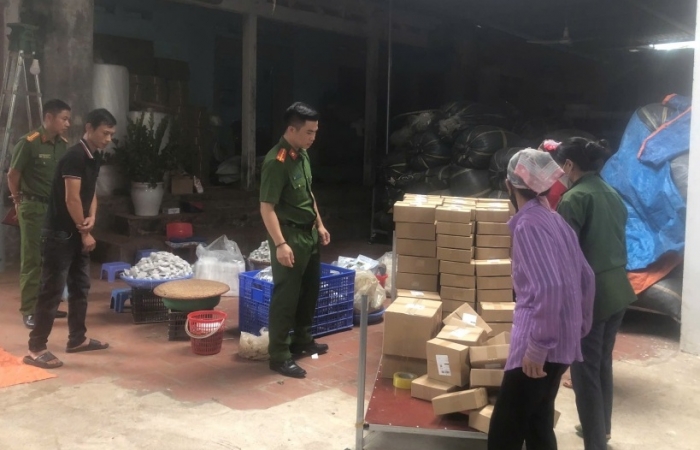 Phát hiện lượng lớn bánh kẹo, tem, nhãn có dấu hiệu giả nhãn hiệu