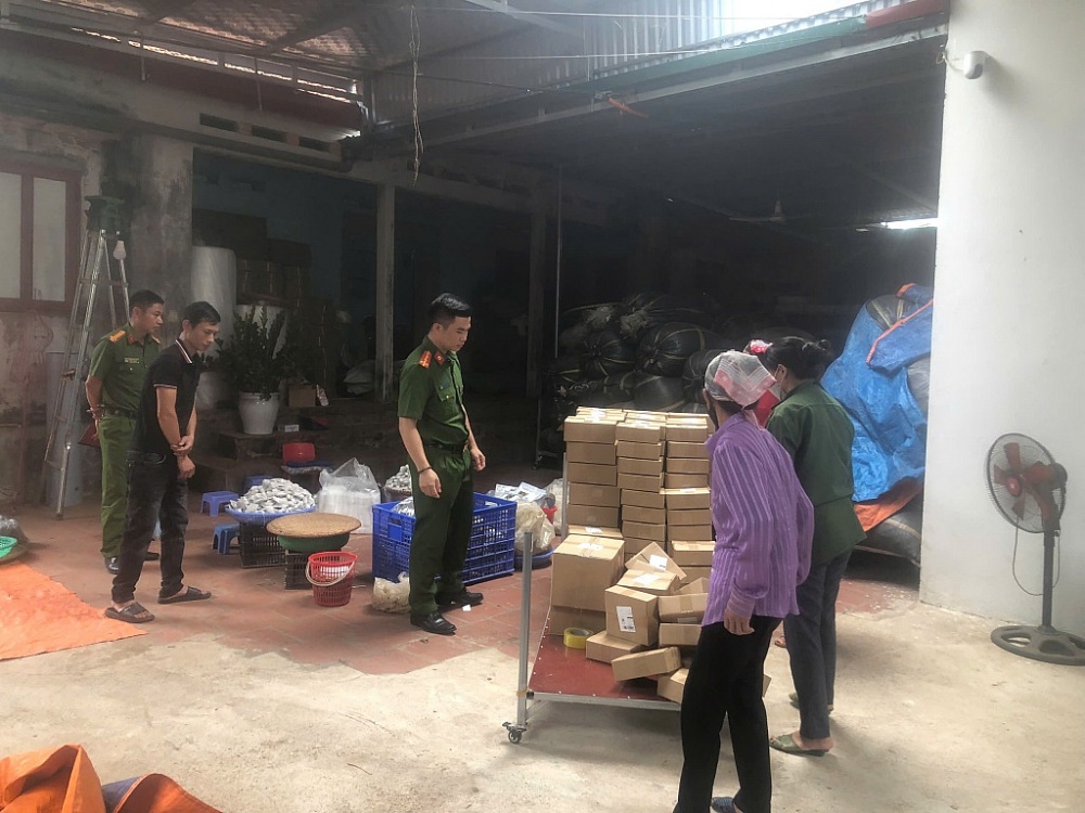 Lực lượng chức năng kiểm tra hàng hoá vi phạm.