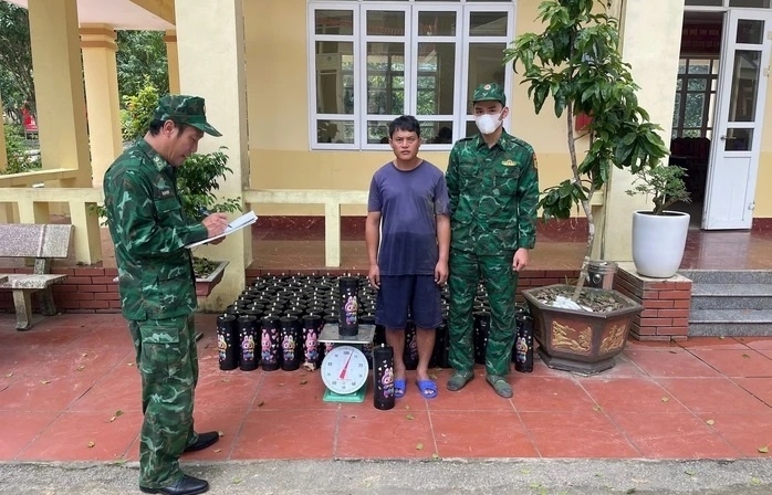 Quảng Ninh: Thu giữ hàng trăm bình khí cười vận chuyển trái phép