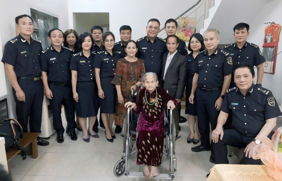 Lãnh đạo Hải quan khu vực VIII thăm hỏi, động viên mẹ Việt Nam anh hùng Lê Thị Thời