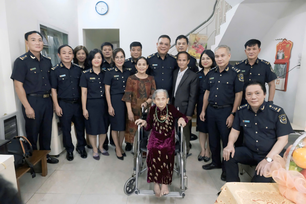 Lãnh đạo Hải quan khu vực VIII thăm hỏi, động viên mẹ Việt Nam anh hùng Lê Thị Thời