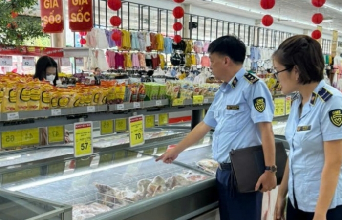 Khẩn trương dự trữ hàng hóa, chống găm hàng, tăng giá trước bão số 5